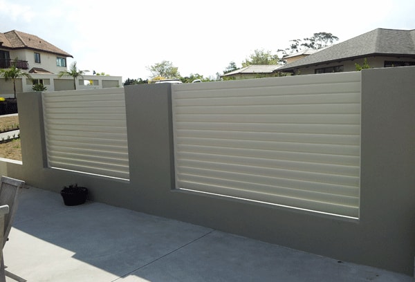 Architectural-Series-120mm-Louvre-Screen-iin-modern-solid-fence-min