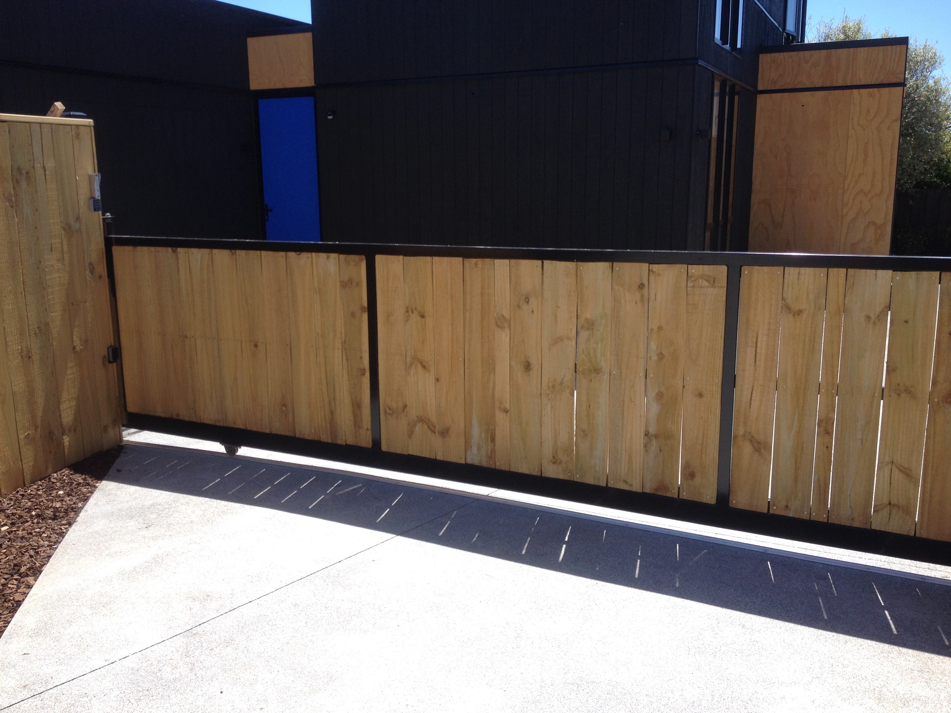 Automated Sliding Gate with Wooden Inserts 6m long-min