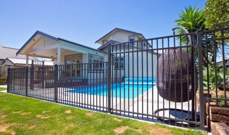 Contemporary-pool-fencing-with-matching-pool-gate-by-Sayers-Industries-min